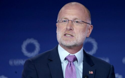 Brendan carr face à la controverse : le secret d'une politique de distorsion des nouvelles révélée