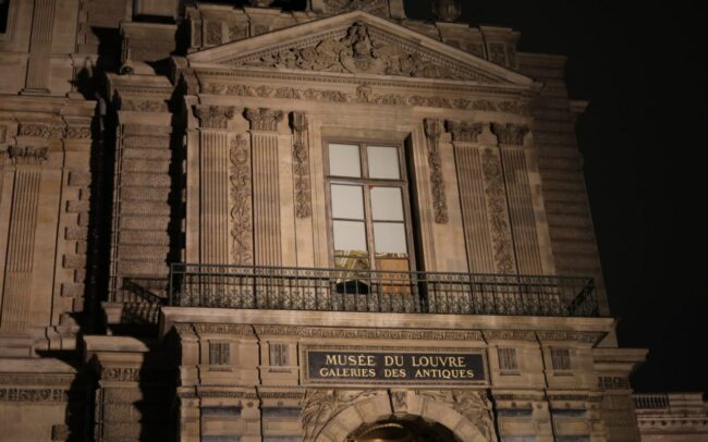 Le vol du louvre : comment la perception humaine a permis un braquage audacieux et ce que cela implique pour l'ia