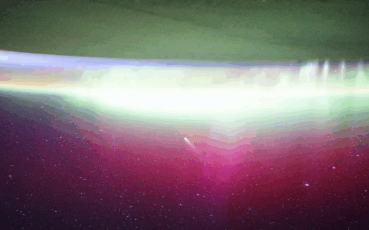 L'étonnante danse d'une comète et des aurores : un spectacle céleste capturé depuis l'espace