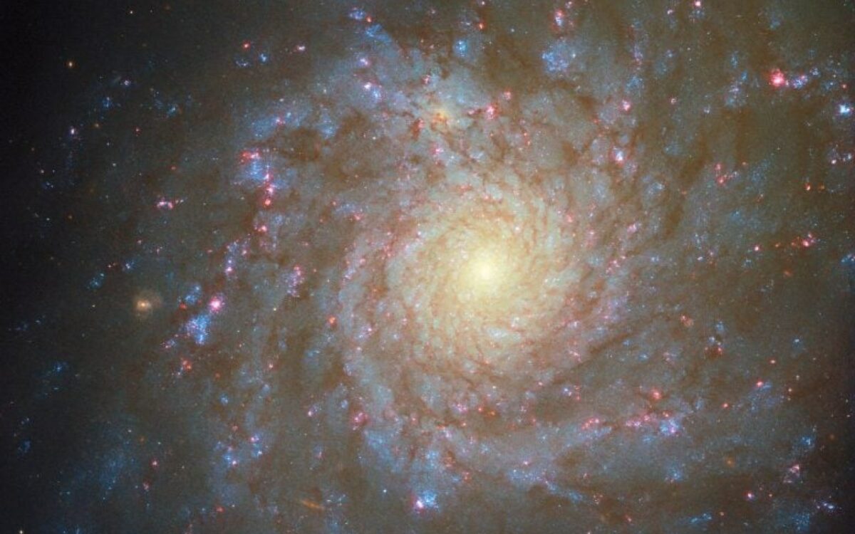 L'évolution fascinante d'une galaxie spirale révélant les secrets de la naissance des étoiles