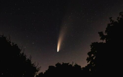 L'évolution mystérieuse de la comète qui se désintègre en trois éclats lumineux près du soleil