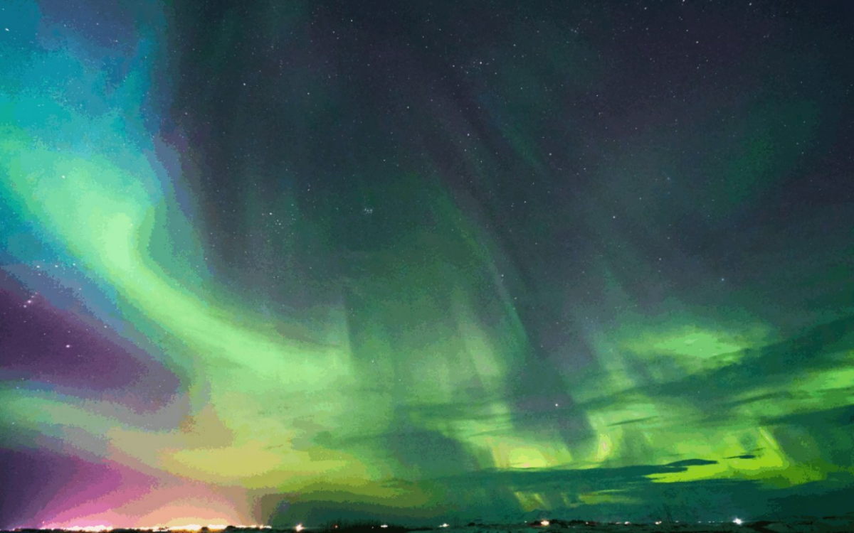 Lueur mystérieuse dans le ciel : une tempête solaire promet une nuit d'émerveillement à travers les états unis