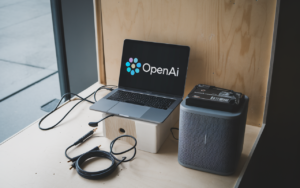 0 écran, batterie rechargeable, enceinte OpenAI, 2 fuites Bloomberg révèlent le premier appareil, ce qui surprend les experts