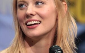 2 mots, 1 polémique, Deborah Ann Woll défend Laufey dans God of War, ce que les critiques négatives doivent affronter