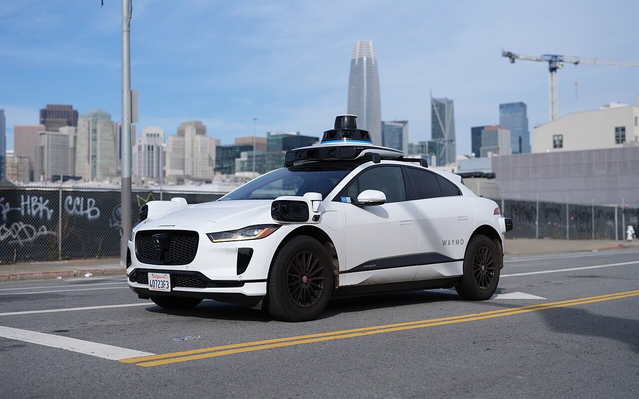 2 nouvelles règles strictes, amendes jusqu’à 1000$, après l’embouteillage Waymo à San Francisco, ce que la mairie impose aux robotaxis