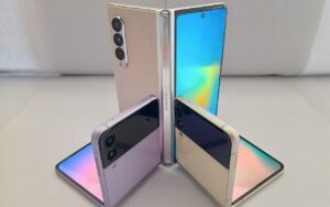 2 photos en situation réelle, pli plus large de 8 mm, Galaxy Z Fold 8 en main, ce format surprend même les fans Samsung