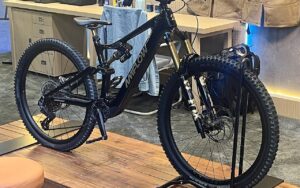 960 Wh, 105 Nm, Amflow PX Carbon Pro et moteur Avinox, ce VTT électrique surprend les puristes sur les sentiers