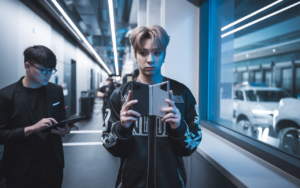 2 vidéos en fuite, 1 star de BTS, le Galaxy Z Fold 8 s’affiche avant l’Unpacked à Paris, ce que Samsung doit affronter
