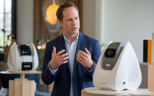 Enceinte OpenAI : Bloomberg évoque pièces mobiles, batterie intégrée et caméra, face à Apple et Amazon